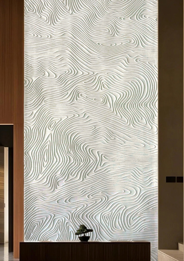 Gebogenes flexibles Wandpaneel aus weichem Stein mit Wasserfluss