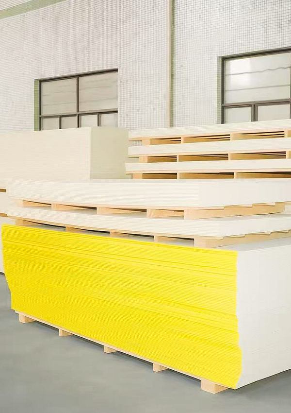 Fußleiste aus Holzfurnier-Wandverkleidung